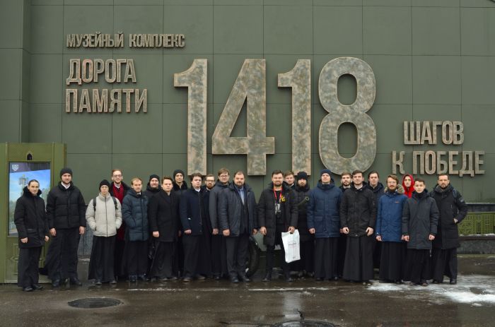 Студенты и преподаватели Московской духовной академии посетили Патриарший Собор во имя Воскресения Христова и музейный комплекс «Дорога памяти».