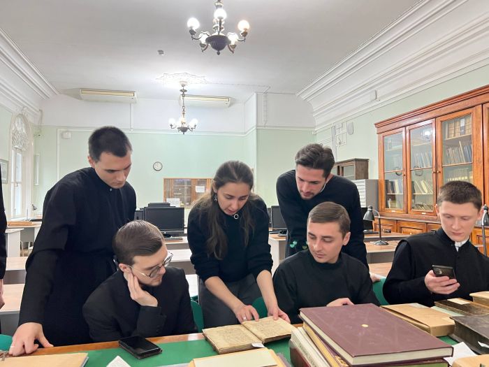 Студенты кафедры Церковной истории Московской Духовной Академии посетили Российский государственный архив древних актов и Государственный архив Российской Федерации