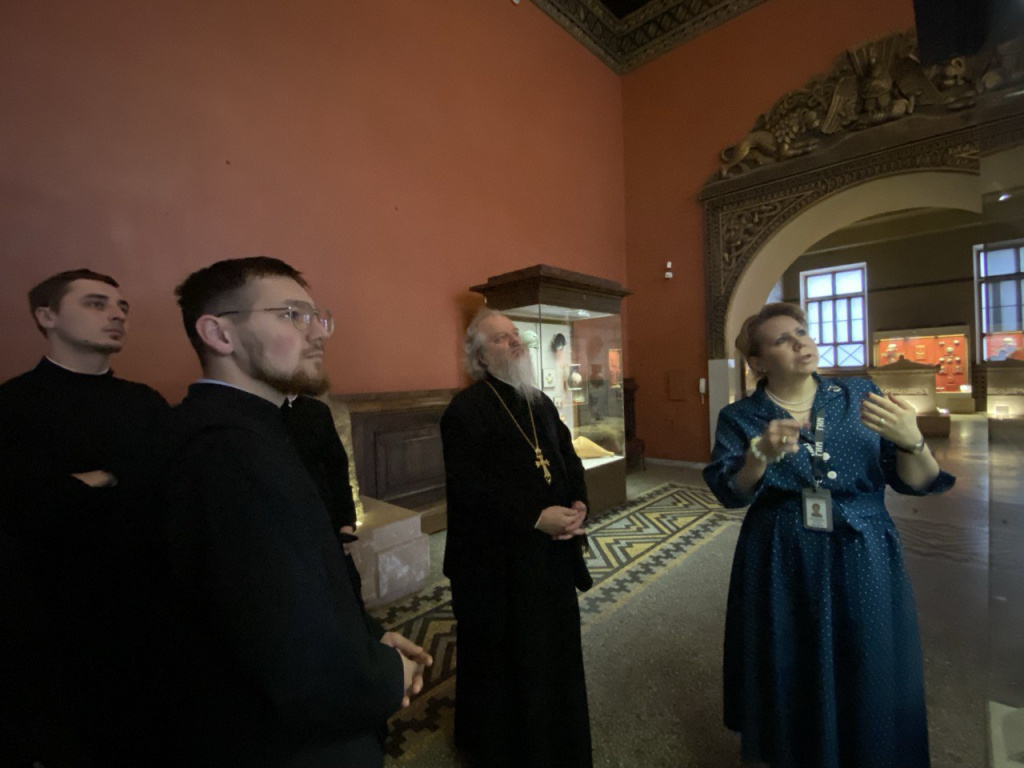 темно здесь