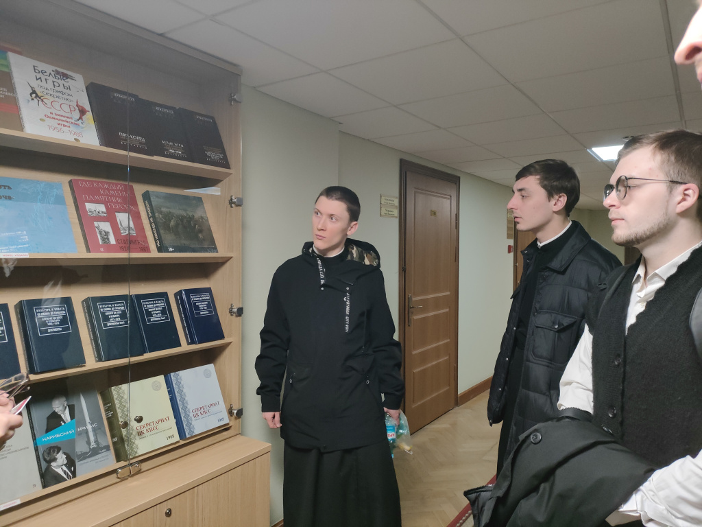 витрину смотрят.jpg