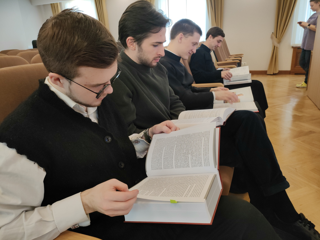 книжки смотрят.jpg