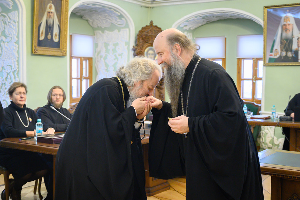 Герасим целует руку ректору