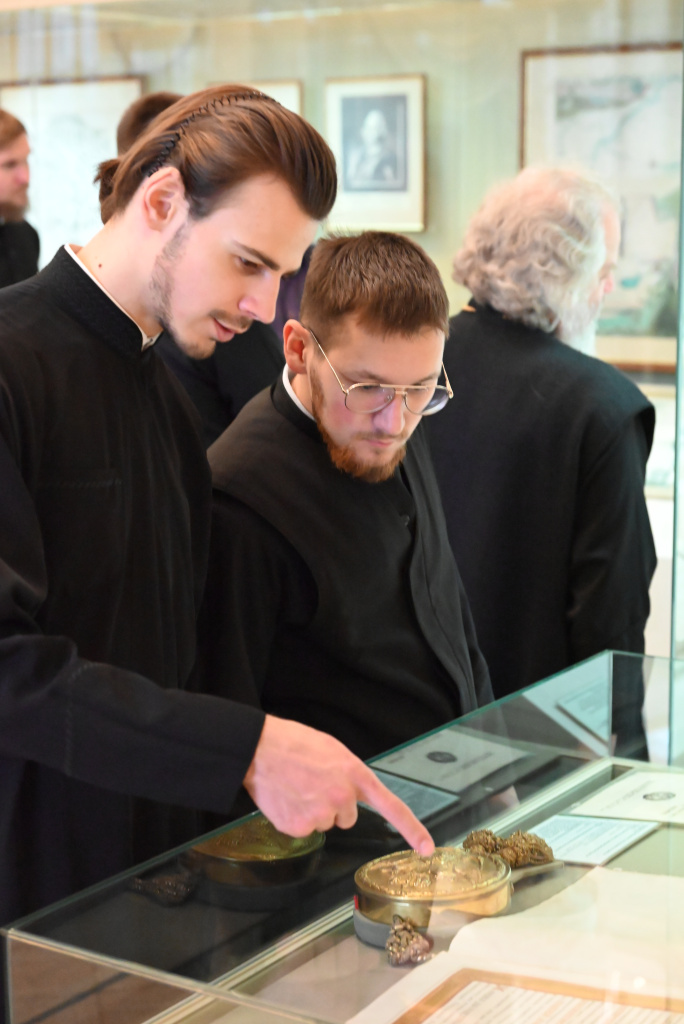 пальцем указал