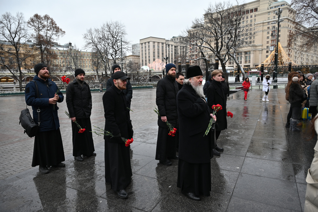 возложение цветов