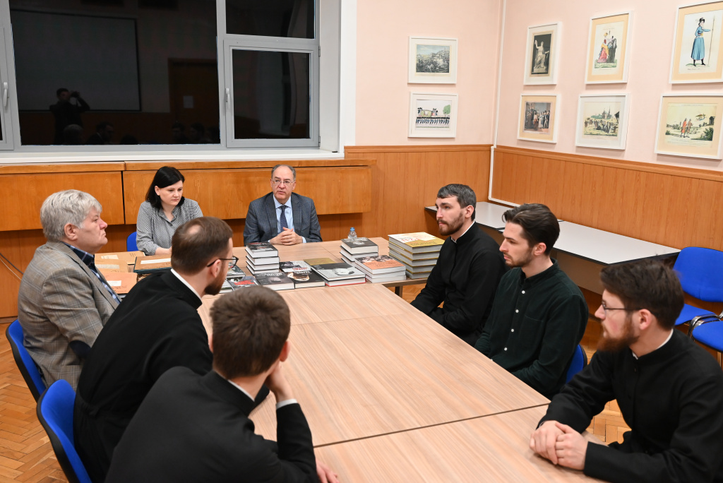 все за столом